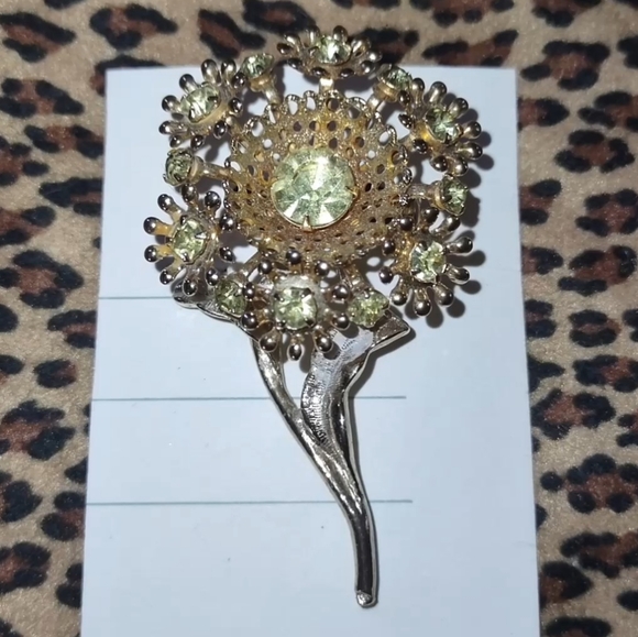 Vintage Peridot Green Flower Brooch - Picture 5 of 10